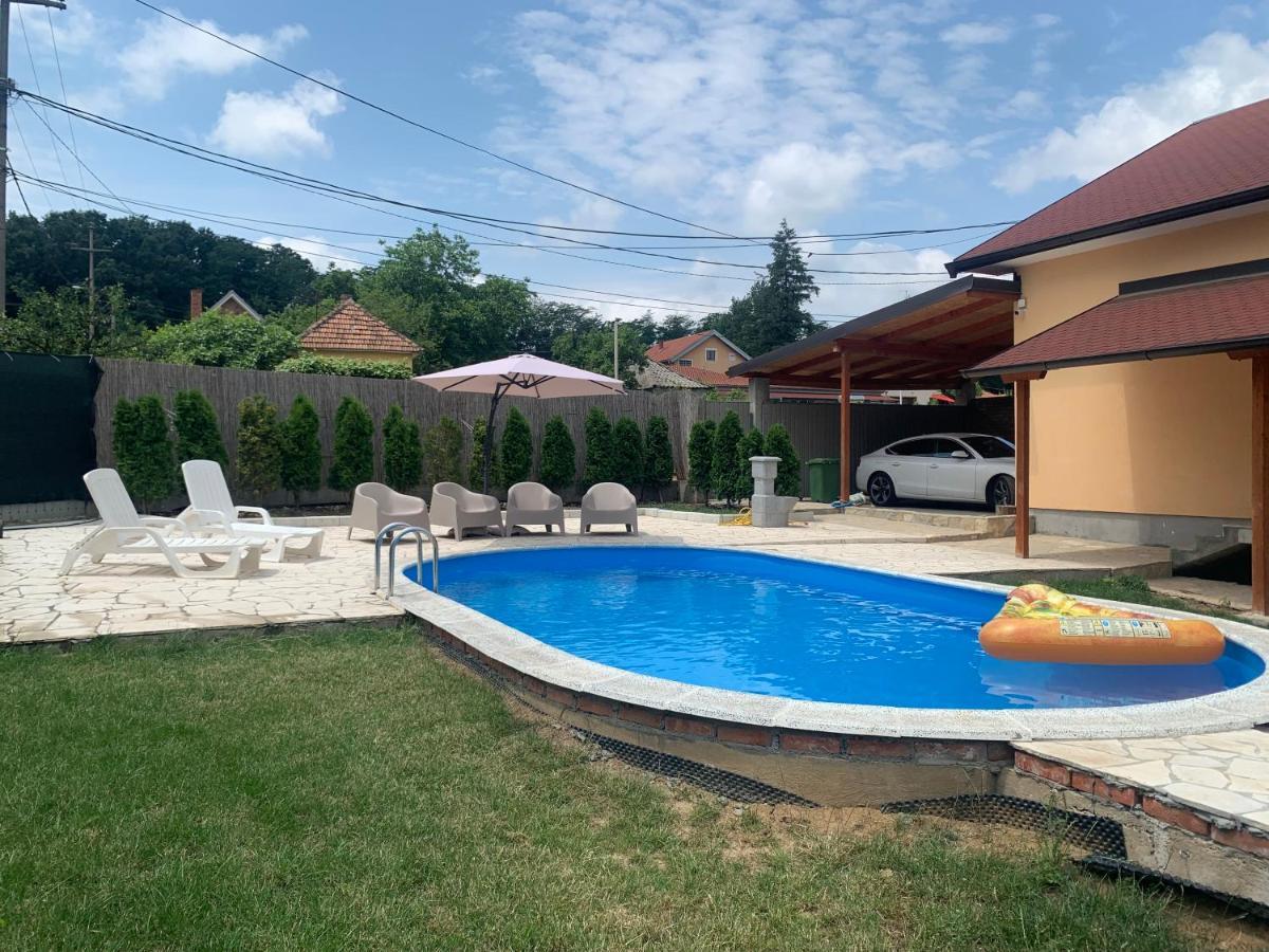 Mika's Poolhouse *
