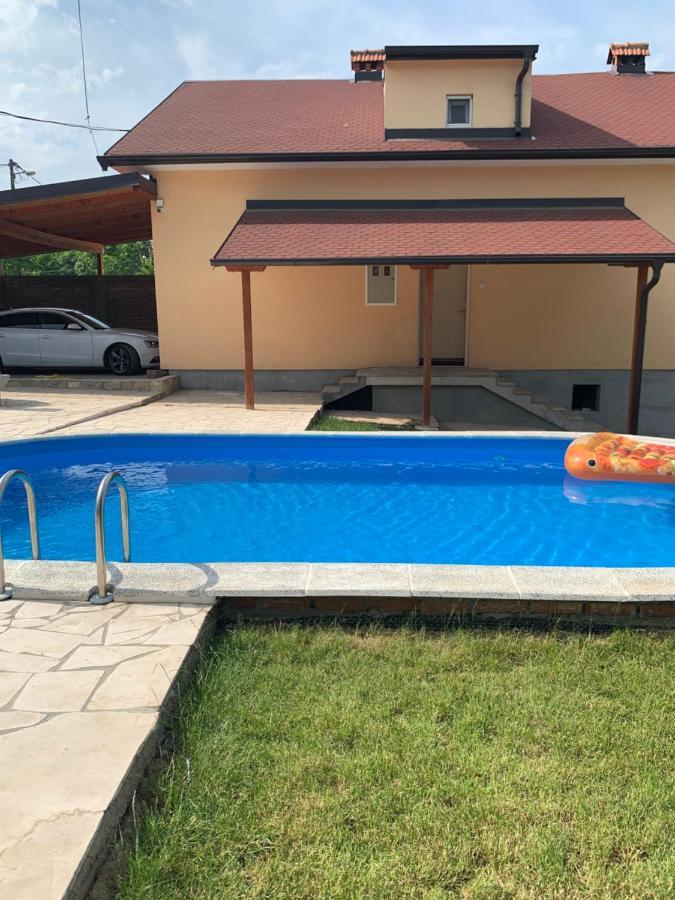 Mika's Poolhouse